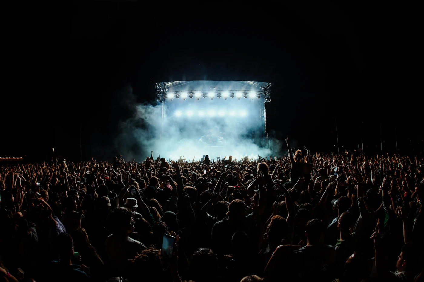 Publiek voor verlicht concertpodium